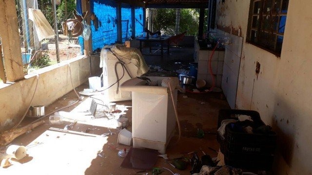 Na casa do casal, móveis e eletrodoméstico estão destruídos e fora do lugar Foto: Divulgação PMDF