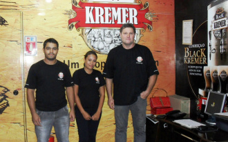 Com chopp Kremer calor não será problema no BR de Motocross de Três Lagoas José Luiz e parte de sua equipe que estará no Arena Mix durante o Brasileiro de Motocross. Foto: 7even Comunicação