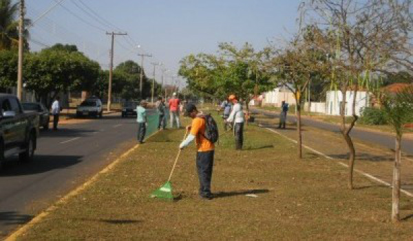 30 internos trabalham na preservação e limpeza das áreas verdes da cidade (Foto:Assessoria)