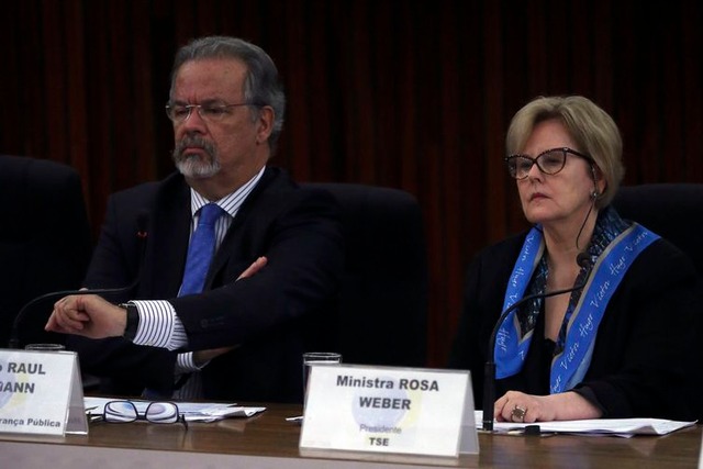 Polícia Federal abriu 469 inquéritos para investigar crimes eleitorais O ministro da Segurança Pública, Raul Jungmann, e a presidente do TSE, ministra Rosa Weber, durante entrevista coletiva sobre medidas de combate à disseminação de notícias falsas (fake news) nas redes sociais. - José Cruz/Agência Brasil