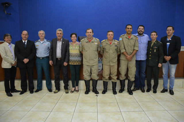 Autoridades militares, de segurança e políticas estiveram presentes na solenidade. (Foto: Assessoria)