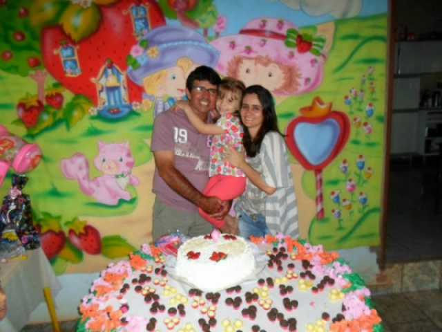 Criança morre em Cassilândia, família suspeita de erro médico Samila com seus pais na festa de seu aniversario (Foto: O Correio News)