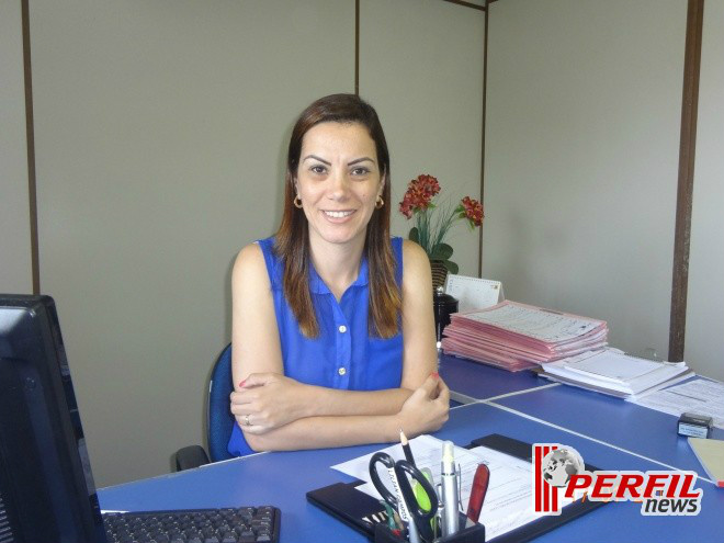 A assessora chefe do Procon, Lilian Campos orienta 