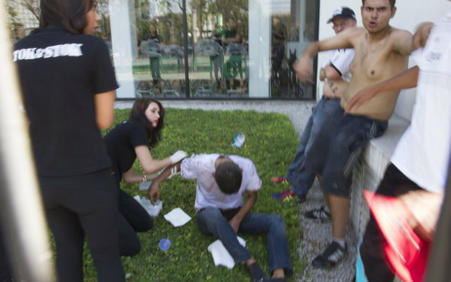 Torcedores de São Paulo e Santos entraram em confronto do lado de fora do Morumbi (Foto: Reginaldo Castro/Gazeta Press)