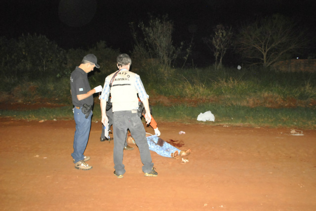 Samu foi acionado, mas Bruna morreu no local do crime
(Foto: Osvaldo Duarte) 