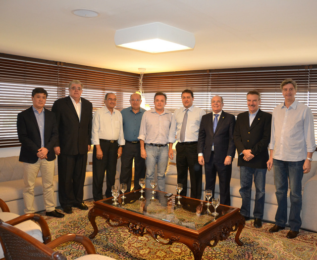 Representantes da CNI (Confederação Nacional da Indústria), Fiems, Fecomércio-MS, Famasul, Sebrae/MS, Câmara dos Deputados, Governo do Estado e Assembleia Legislativa. (Foto:Assessoria Fiems)