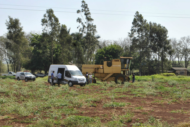 Criança atropelada por colheitadeira tinha insistido para 'dar uma volta' Acidente aconteceu no fim da manhã deste domingo em propriedade rural às margens da BR-163 (Foto: Osvaldo Duarte)