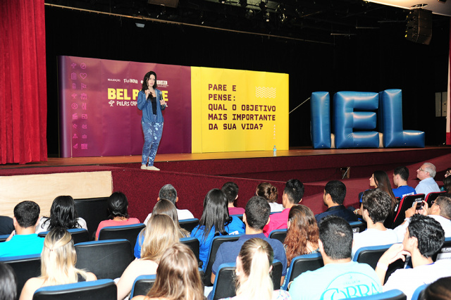 Em 2ª passagem por Campo Grande, Bel Pesce fala sobre autoconhecimento e lança livro Lançamento do livro aconteceu na segunda-feira (19/10), no Teatro do Colégio Dom Bosco (Foto:Assessoria)