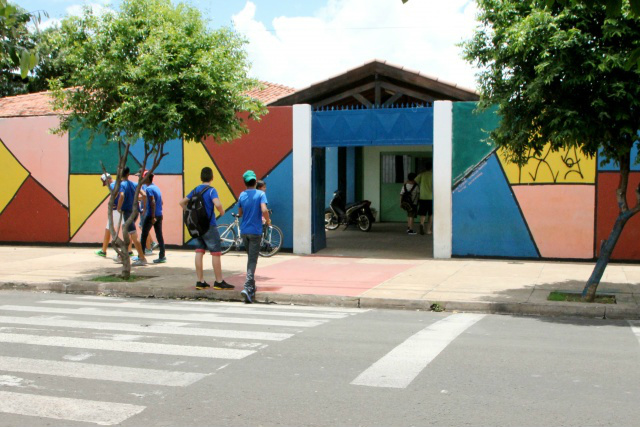 Com mudança de horário, alunos chegam atrasados às escolas de Três Lagoas Escola Edwards Corrêa e Souza também registrou atrasos. (Foto: Lucas Gustavo).