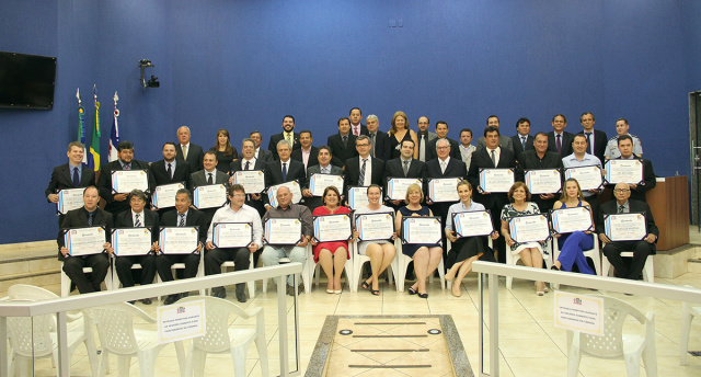 No ano do centenário, médicos e dentistas são homenageados pela Câmara 27 profissionais foram laureados em sessão solene (Foto:Assessoria)
