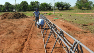 Funcionários da CBM trabalham na montagem dos gates de largada.