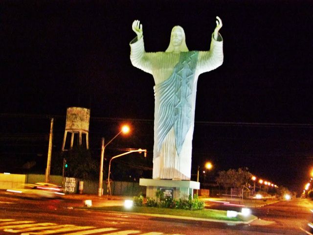 Cristo Redentor recebe iluminação especial em prol da campanha Outubro Rosa Além do Cristo, o prédio do Paço Municipal deverá também receber a iluminação na cor rosa a partir da noite desta terça-feira (20).(Foto:Reprodução)