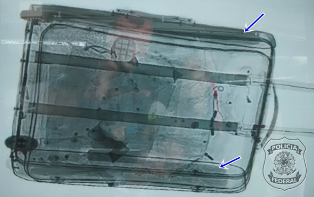 Polícia Federal prende costureira de MS que tentava levar cocaína para Lisboa Raio-x detectou entorpecente na mala da mulher (Foto: Polícia Federal)