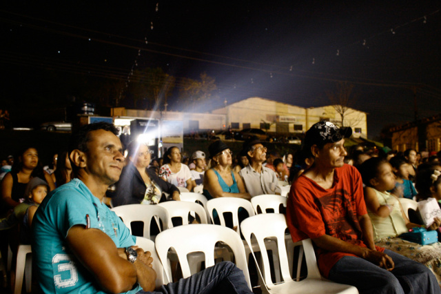 Em três dias, Cine Sesi reúne 1,7 mil pessoas na cidade de Rio Negro O melhor dia de exibição foi no domingo (24/08), quando 700 pessoas prestigiaram o projeto comparecendo ao local (Foto: Divulgação/Assecom)