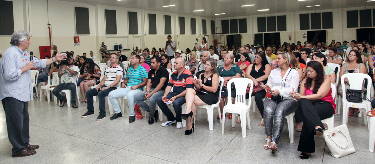 Delcídio reunido com policiais civis. Garantia de investimentos em melhores salários, equipamentos e condições de trabalho (Foto: Divulgação/ AI)