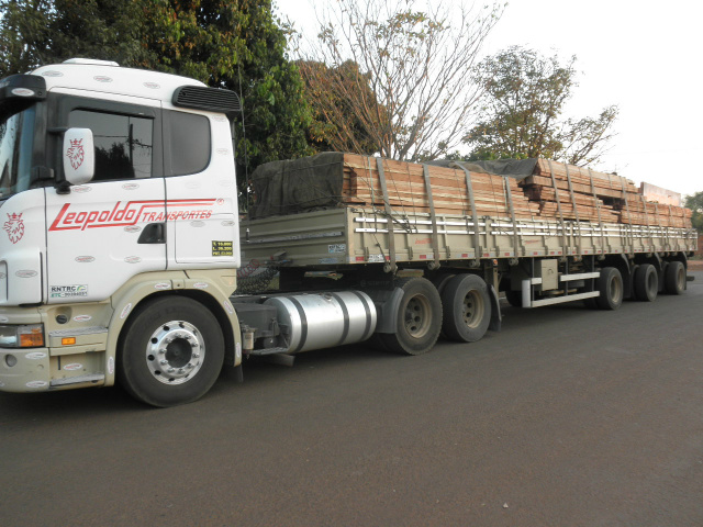 O veículo carregado com 30,2 m³ de madeira foi apreendido (Foto: Divulgação/PMA)