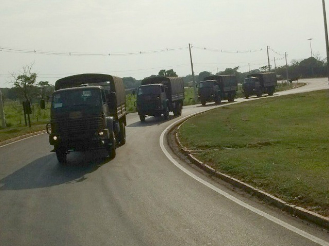 Choque vai em carros do Exército para região de conflito por terras em MS Batalhão de Choque viaja com carros do Exército (Foto:Reprodução)