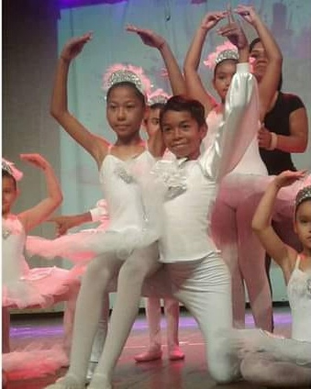Emanoel, bailarino mais jovem de MS a entrar para o Bolshoi, e a colega que o incentivou a dançar balé na escola em Campo Grande (MS). — Foto: Arquivo pessoal