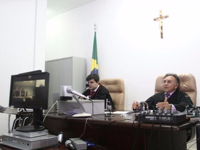 Juiz Odilon de Oliveira aguardando início de audiência de Battisti. (Foto: Marcos Ermínio).