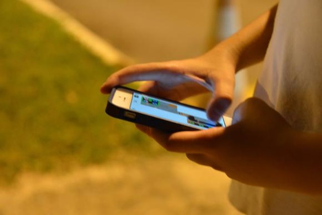 Pesquisa TIC Kids Online aponta que a maioria dos jovens de 9 a 17 anos das classes D e E acessa internet apenas pelo celular.(Foto: Valter Campanato/Agência Brasil)