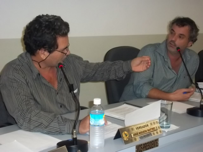 Vereador Josué Nogueira Martinêz(PT) discute com o presidente da Câmara André Ribeiro (PMDB) não concordando com a denúncia (Foto: Guta Rufino)
