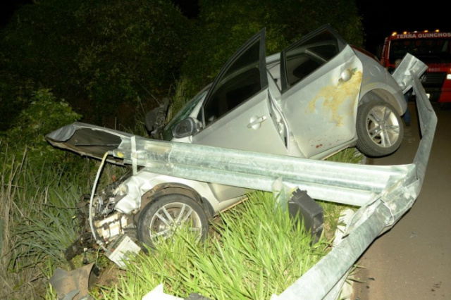 Motorista colide em guard-rail após atropelar animal na rodovia BR-267 em Bataguassu Apenas o condutor teve ferimentos leves e foi encaminhado ao pronto socorro(Foto: Radio Portal News)