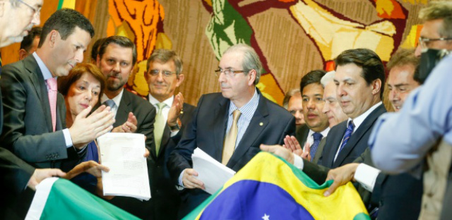 O presidente da Câmara, deputado Eduardo Cunha (PMDB-RJ), recebe das mãos dos líderes da oposição e da filha do jurista Hélio Bicudo, Maria Lúcia Bicudo, um novo pedido de impeachment (Foto:Reprodução)