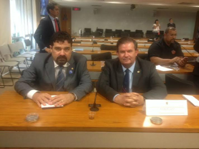 O promotor Sérgio Harfouche e o deputado Eduardo Rocha, durante audiência pública no Senado, sobre regulamentação ou não da maconha (Foto: Divulgação) 