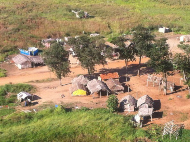 Imagem aérea mostra barracos construídos por índios na região. (Foto: Alysson Maruyama/TV Morena)