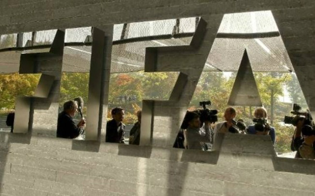 Investigadores apontaram um esquema mundial de propinas e subornos relativo a comercialização de jogos e direitos de marketing de competições de futebol. (Foto: Divulgação)