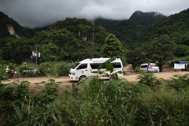 Ambulância sai da área da caverna de Tham Luang enquanto as operações de resgate continuam para aqueles que ainda estão presos dentro da caverna, em Chiang Rai, norte da Tailândia - 09/07/2018 (Ye Aung Thu/AFP)