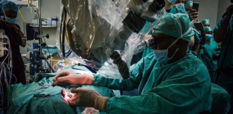 Médico sul-africano cura surdez de paciente com primeiro transplante de ouvido do mundo Foto: Reprodução