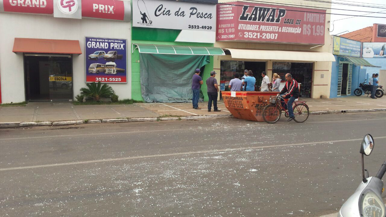 Bandidos quebram porta de vidro e roubam loja de artigos de pesca durante a madrugada A perícia vai analisar o local e as imagens das câmeras de segurança (Foto: Ricardo Ojeda)