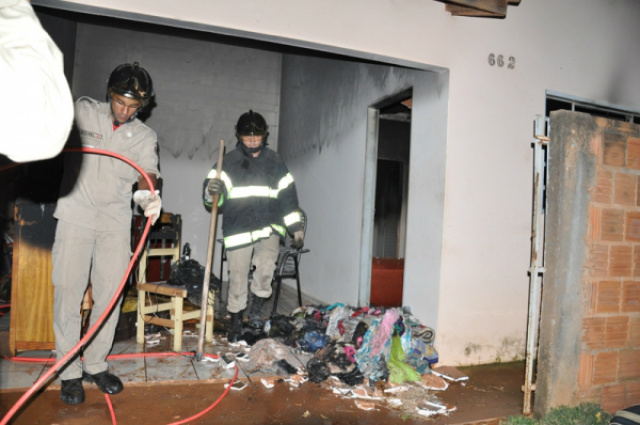 Homem coloca fogo na casa após desentendimento familiar Revoltado com o fato da sua esposa, ter saído de casa, o homem pegou todos os pertence da esposa, amontou e colocou fogo (Foto: O Correio News)