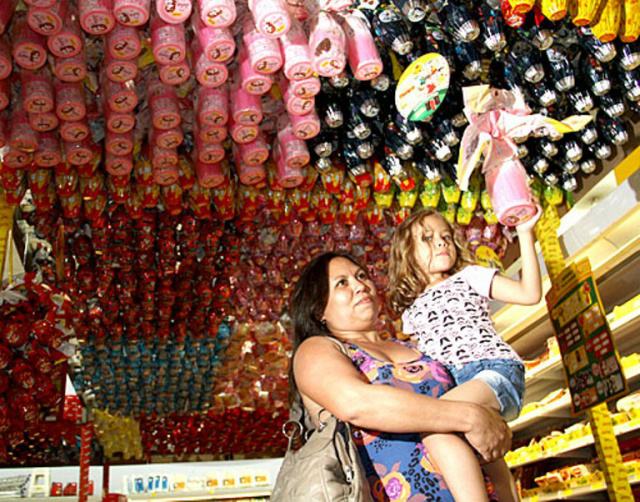 As crianças não resistem às gostosuras penduradas nas parreiras dos supermercados (Foto: Google)