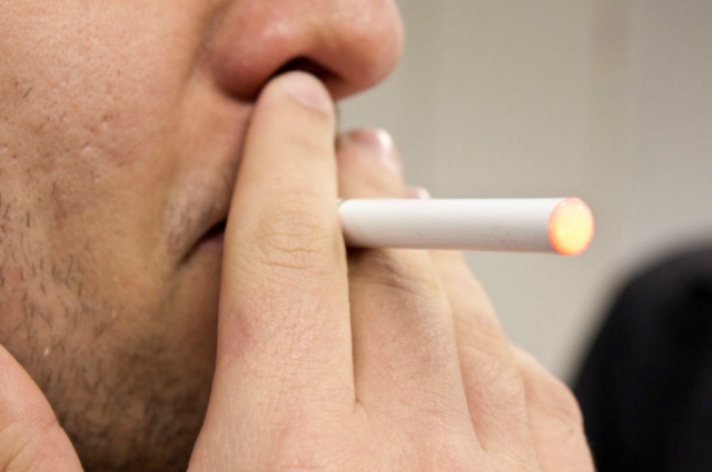 OMS recomenda proibição de cigarros eletrônicos para menores Os peritos aconselharam também que seja proibido o consumo desse tipo de cigarro em espaços públicos fechados, de acordo com documento divulgado pela OMS (Foto: Google Imagens)