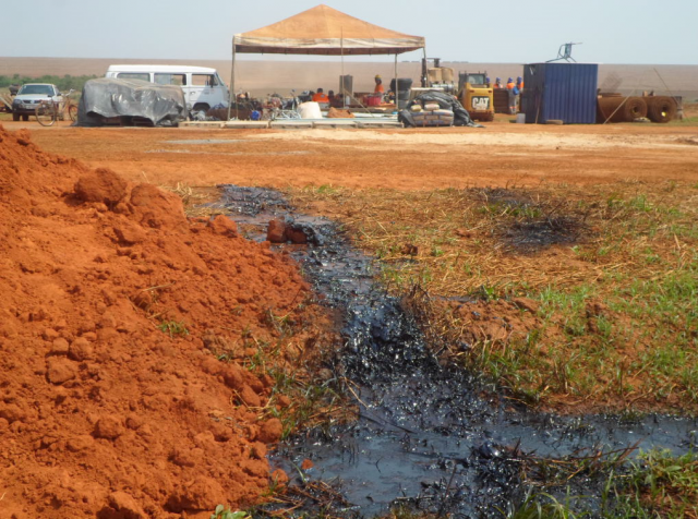 Vazamento da lama asfáltica, causou a poluição do meio ambiente (Foto:Assessoria)