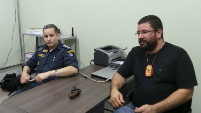 Bandidos se passaram por clientes para roubar caminhão e matar motorista O sub-comandante do batalhão local, major Élcio Almeida e o delegado Thiago Passos explicaram em coletiva que o crime e as prisões ocorreram em menos de 48 horas (Foto: Ricardo Ojeda)
