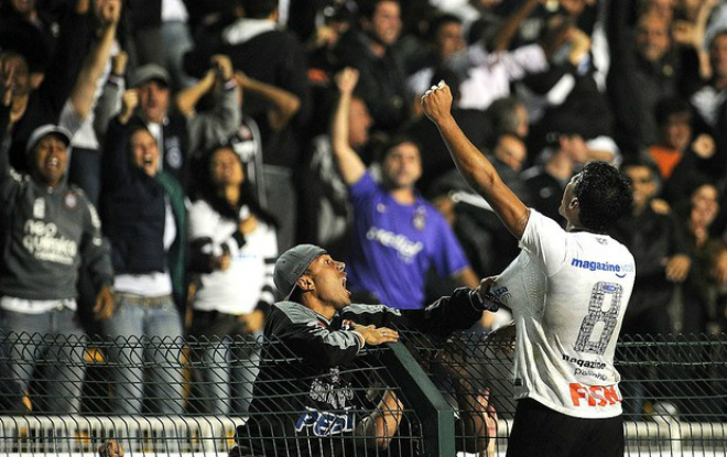 O grande nome do jogo de Corinthians X Vasco foi Paulinho Paulinho comemora gol da classificação com a torcida do Corinthians (Foto: Agência AFP)