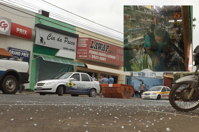 Ladrões usam carro para arrombar loja e roubar material de caça e pesca Um rastro de cacos de vidro foi deixado pelos ladrões, após o ataque à Cia de Pesca; no detalhe, perito faz levantamentos no local do crime (Foto: Léo Lima)