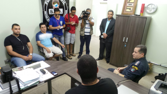 Bandidos se passaram por clientes para roubar caminhão e matar motorista Jornalistas e os policiais que participaram da operação durante coletiva na tarde desta quarta-feira na sede da SIG (Foto: Ricardo Ojeda)