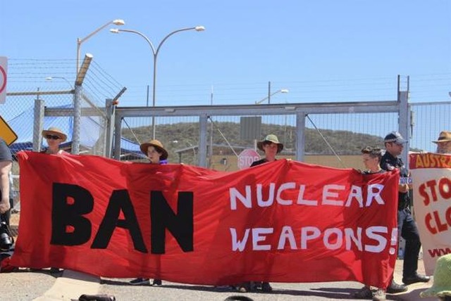 Ativistas da Campanha Internacional para a Abolição de Armas Nucleares (ICAN, sigla em inglês) protestam contra uma base norte-americana em Alice Spring, Austrália, em setembro de 2016. (Foto: Arquivo/Tim Wright/EFE)