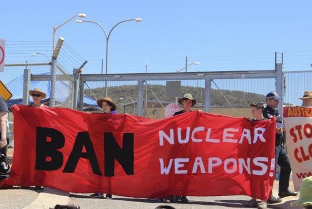 Ativistas da Campanha Internacional para a Abolição de Armas Nucleares (ICAN, sigla em inglês) protestam contra uma base norte-americana em Alice Spring, Austrália, em setembro de 2016. (Foto: Arquivo/Tim Wright/EFE)