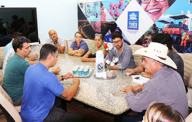Prefeito e servidores do departamento de fiscalização se reúnem para discutir melhorias Foto: Divulgação