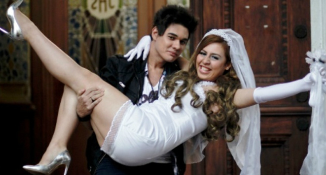 Fã de Luan Santana se veste de noiva e 'casa' com cover do cantor. (foto: Leandro Moraes/UOL)
