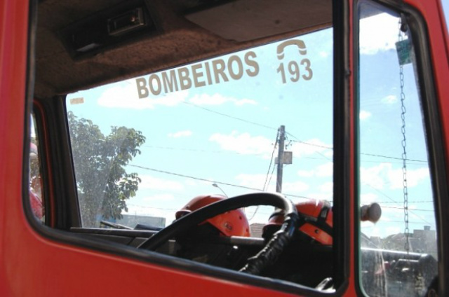 Crianças podem ter iniciado incêndio em residência de Angélica Corpo de Bombeiros da cidade de Ivinhema controlaram as chamas (Foto: Germino Roz/Nova News)