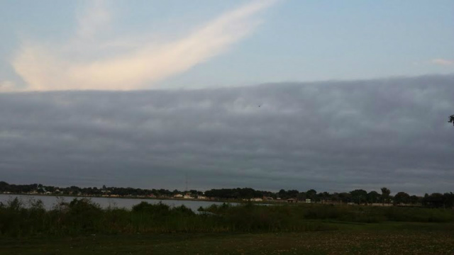 Temperatura cai em Três Lagoas, com as nuvens encobrindo o céu a maior parte da semana Logo no começo da manhã em Três Lagoas, quem fazia caminhada pela orla da Lagoa Maior presenciava o belo espetáculo da natureza: grossas nuvens encobrindo parcialmente a aparição do sol (Foto: Ricardo Ojeda)