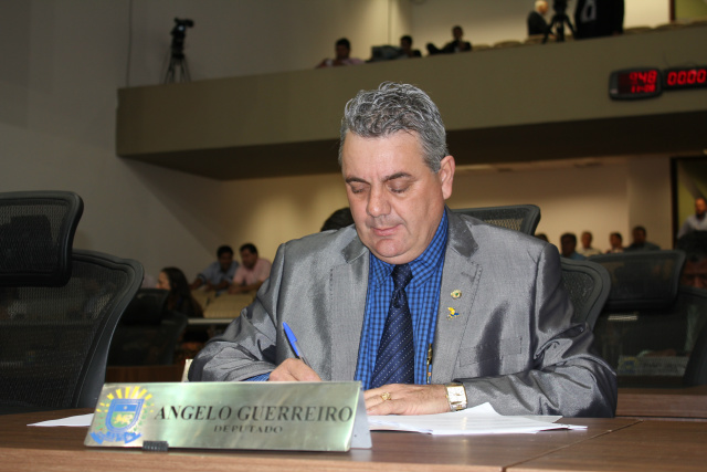 Deputado Angelo Guerreiro recebe reclamações de moradores aos possíveis descasos (Foto:Assessoria)