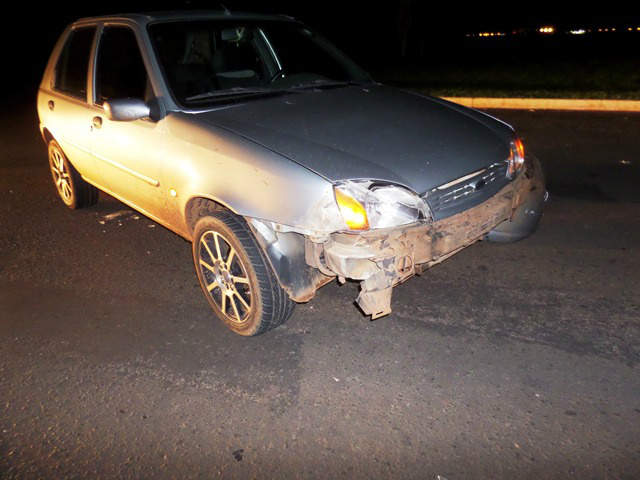 Bitrem invade a preferencial, bate em carro e foge do local Motorista de Bitrem foge ao colidir contra carro na BR-158 (Foto: Celso Daniel)
