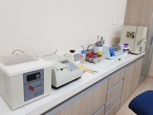 Nova ala da Santa Casa de Bataguassu será inaugurada com recursos liberados pela Justiça do Trabalho O laboratório de análises clínicas com funcionamento 24 horas por dia começou a funcionar no início de junho. Foto: Divulgação